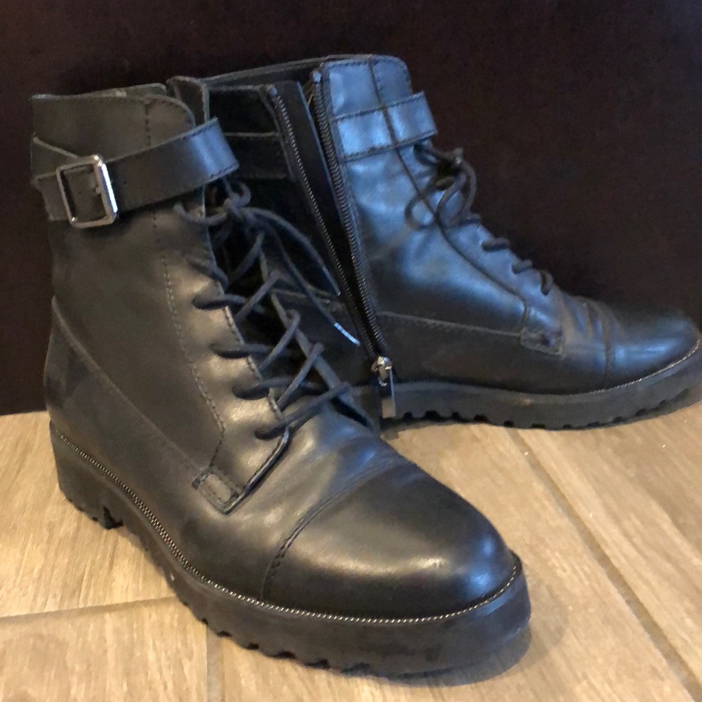 Worn two times. In great condition. 100% leather with rubber sole